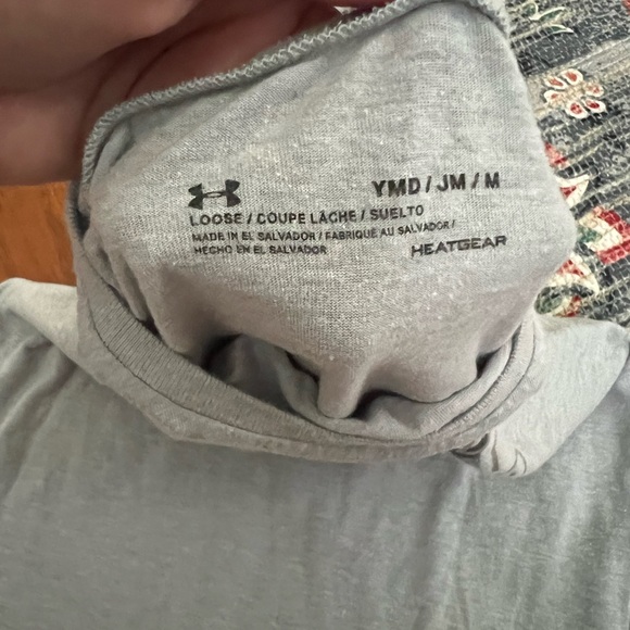 Under Armor Gray top tee - Picture 2 of 3
